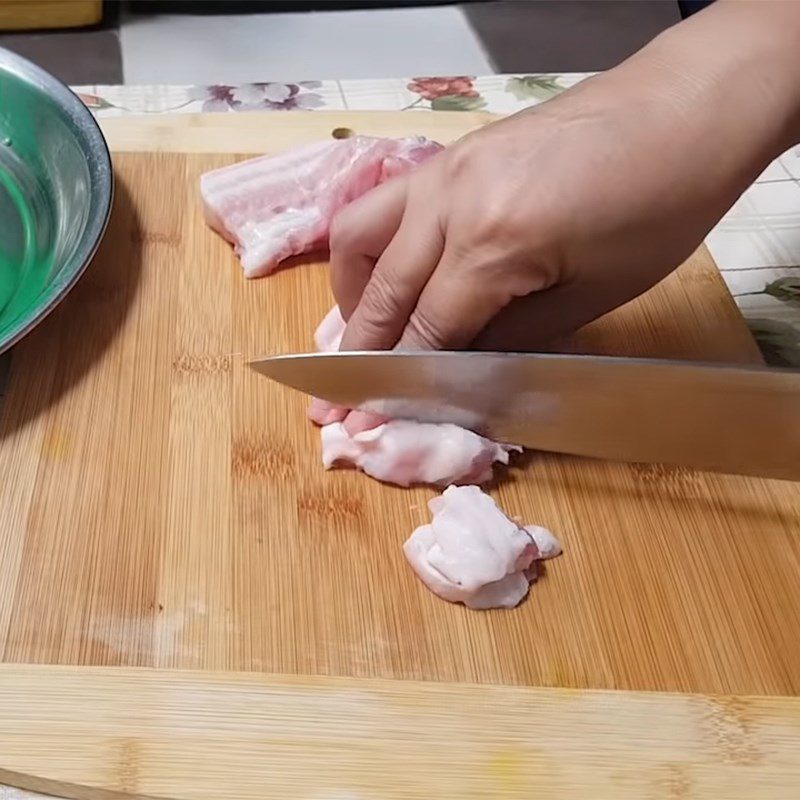 Step 2 Prepare and marinate the pork for braised salted radish with pork