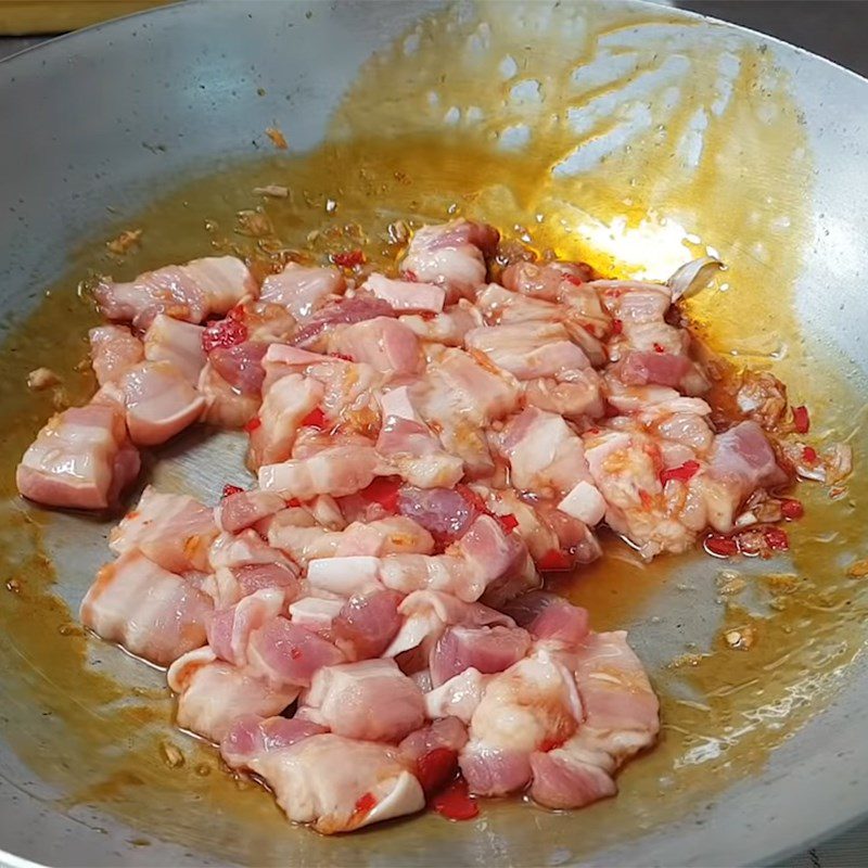 Step 2 Prepare and marinate the pork for braised salted radish with pork