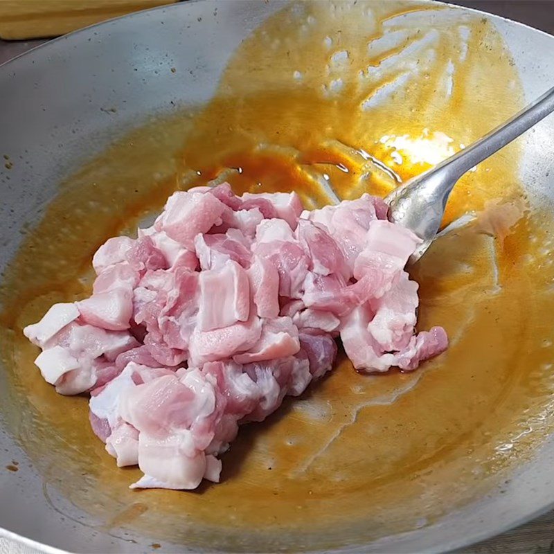 Step 2 Prepare and marinate the pork for braised salted radish with pork