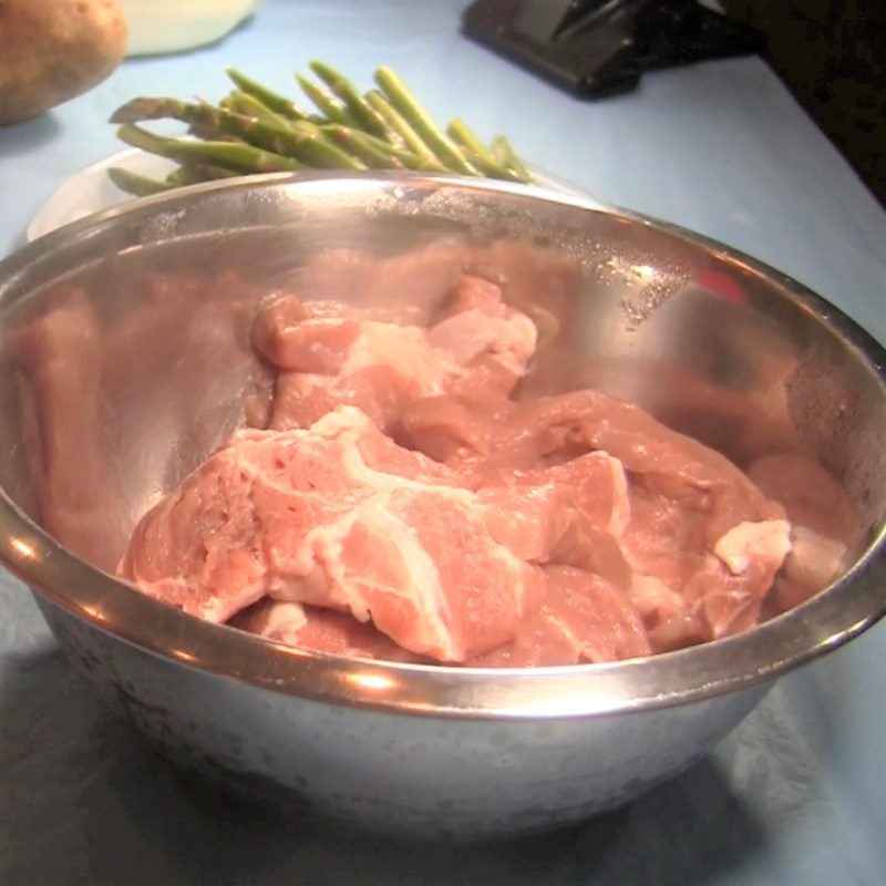 Step 1 Prepare and marinate pork for pork steak with mashed potatoes