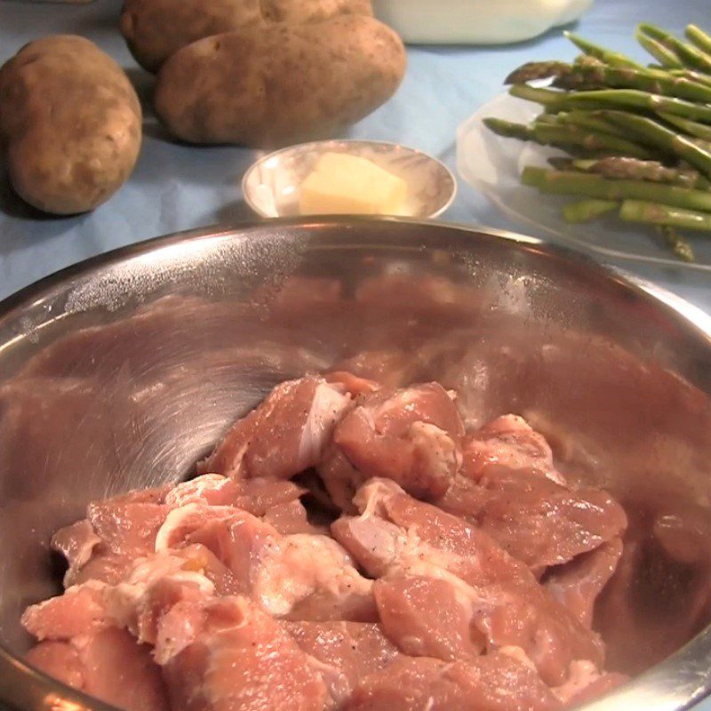 Step 1 Prepare and marinate pork for pork steak with mashed potatoes