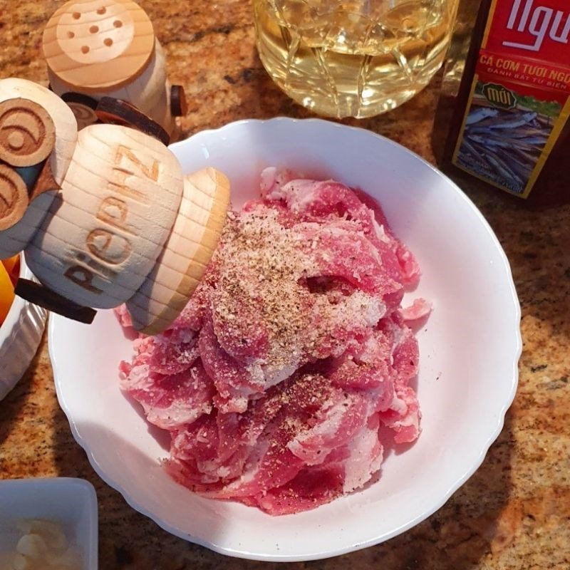 Step 1 Prepare the ingredients and marinate the meat Spicy stir-fried pork