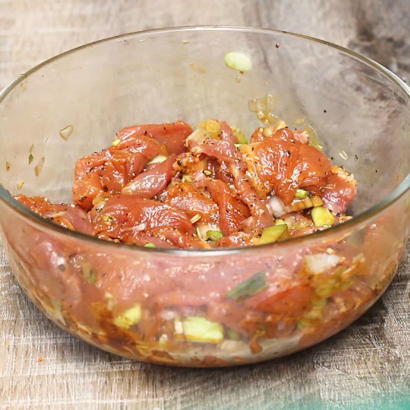 Step 1 Prepare and Marinate the Pork Stir-fried Pork with Bell Peppers and Onions