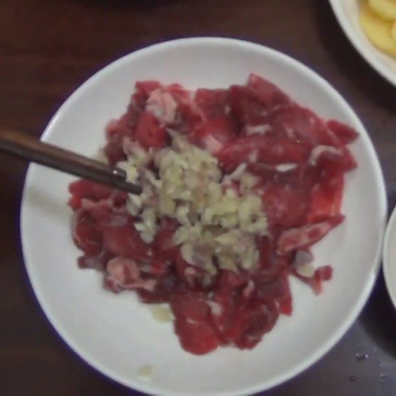 Step 2 Prepare and marinate the buffalo meat Buffalo meat stir-fried with potatoes