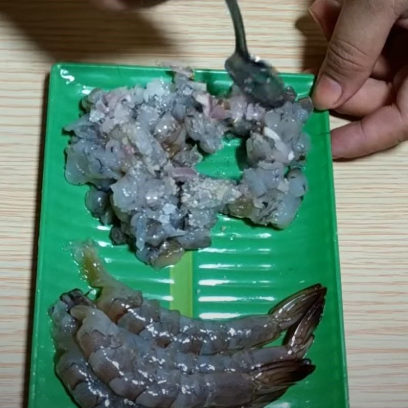 Step 1 Prepare and marinate the shrimp for Steamed Egg with Shrimp