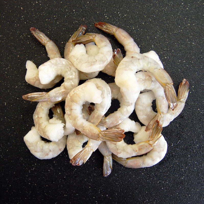 Step 2 Prepare and marinate the shrimp Stir-fried bell peppers with shrimp