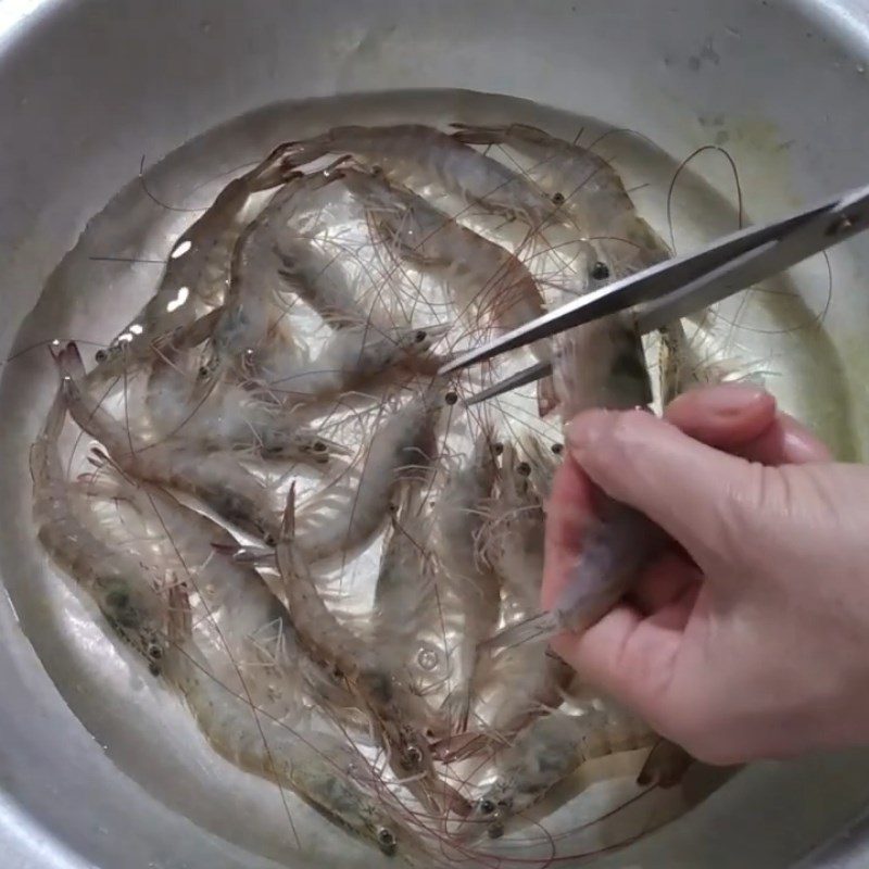 Step 1 Prepare and marinate shrimp Stir-fried shrimp with mixed vegetables