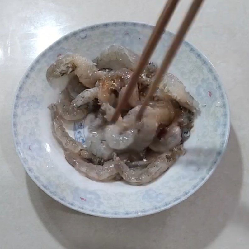 Step 1 Prepare and marinate shrimp Stir-fried mixed shrimp