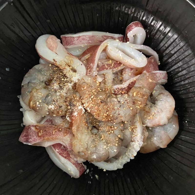 Step 1 Prepare and marinate squid and shrimp for Stir-fried noodles with squid and shrimp