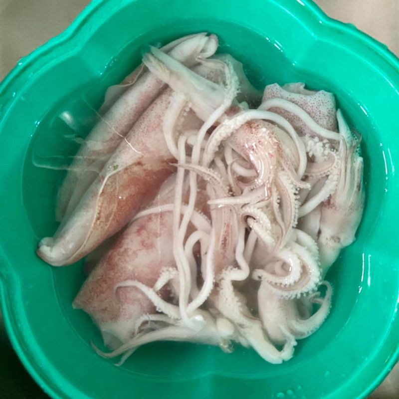 Step 1 Prepare and marinate squid and shrimp for Stir-fried noodles with squid and shrimp