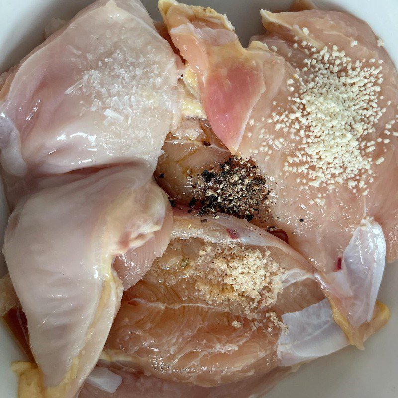 Step 1 Prepare and marinate chicken breast Dried chicken with lime leaves (Recipe shared by users)