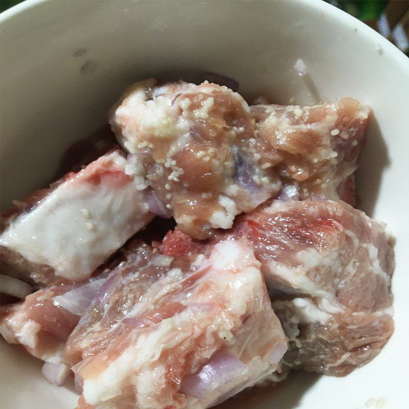 Step 1 Prepare and marinate the bones Bone broth with potatoes and carrots