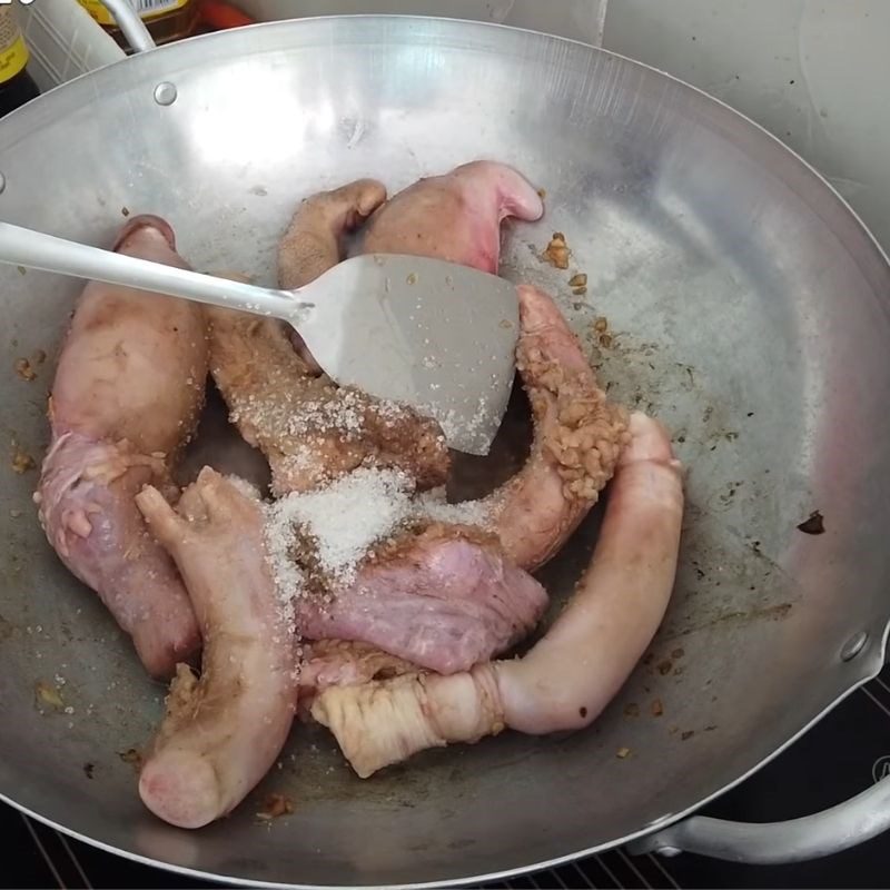 Step 1 Preliminary processing and stir-frying beef intestines Braised Beef Intestines with Chinese Herbs