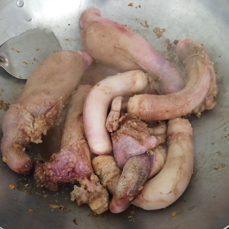 Step 1 Prepare and stir-fry beef tendon Beef tendon stewed with traditional herbs