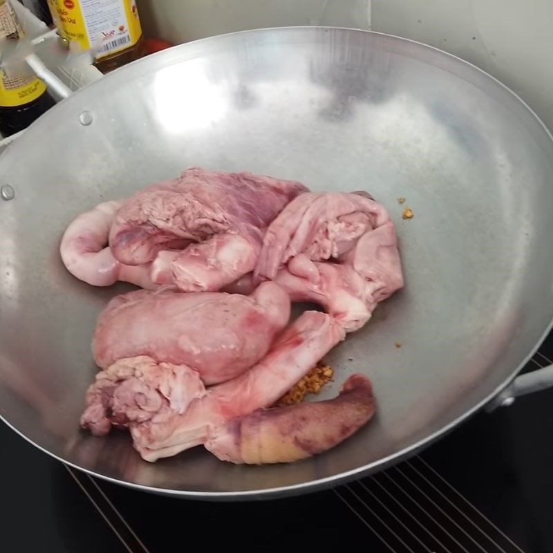 Step 1 Preliminary processing and stir-frying beef intestines Braised Beef Intestines with Chinese Herbs