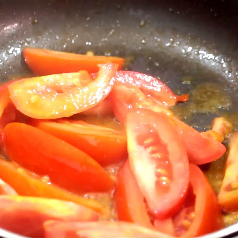 Step 5 Prepare and stir-fry tomatoes Fresh jellyfish noodles