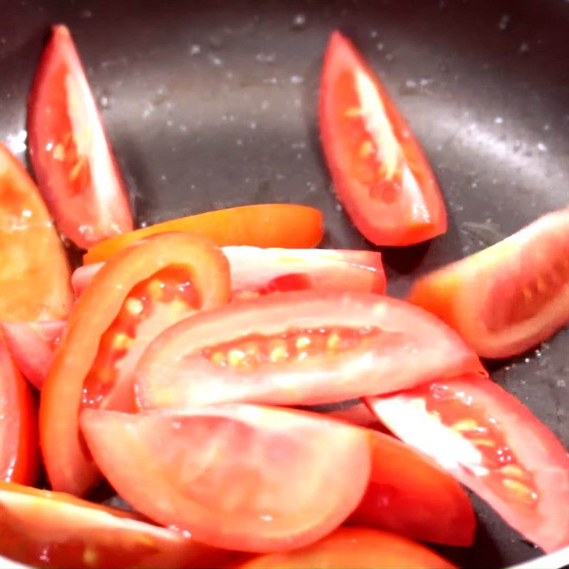 Step 5 Prepare and stir-fry tomatoes Fresh jellyfish noodles