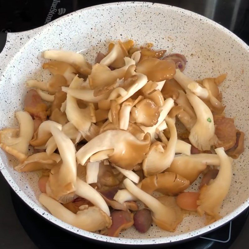 Step 3 Prepare and stir-fry the mushrooms Chicken salad with rice paddy herb