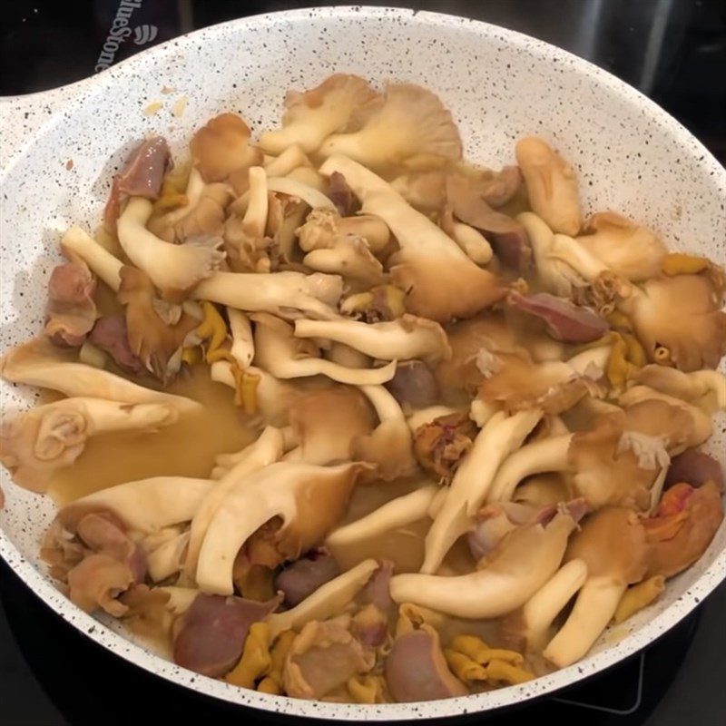 Step 3 Prepare and stir-fry the mushrooms Chicken salad with rice paddy herb