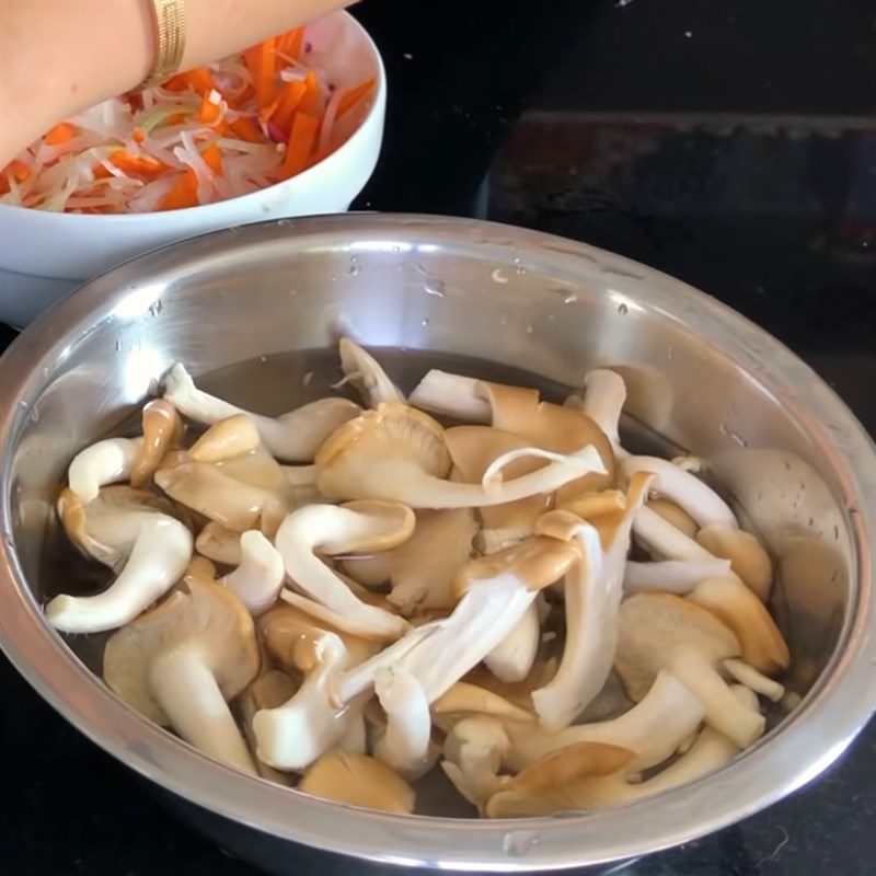 Step 3 Prepare and stir-fry the mushrooms Chicken salad with rice paddy herb