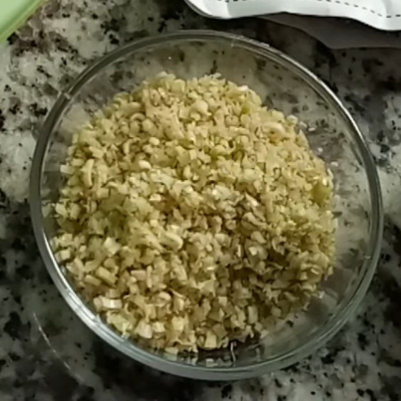 Step 3 Prepare and stir-fry lemongrass and chili Fried lemongrass chili vegetarian ribs