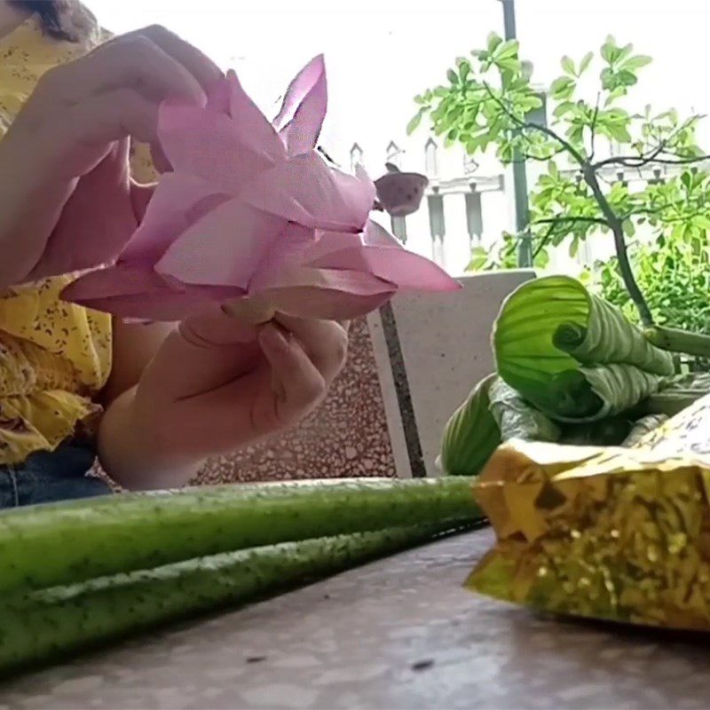 Step 1 Separate lotus petals for Lotus Flower Tea