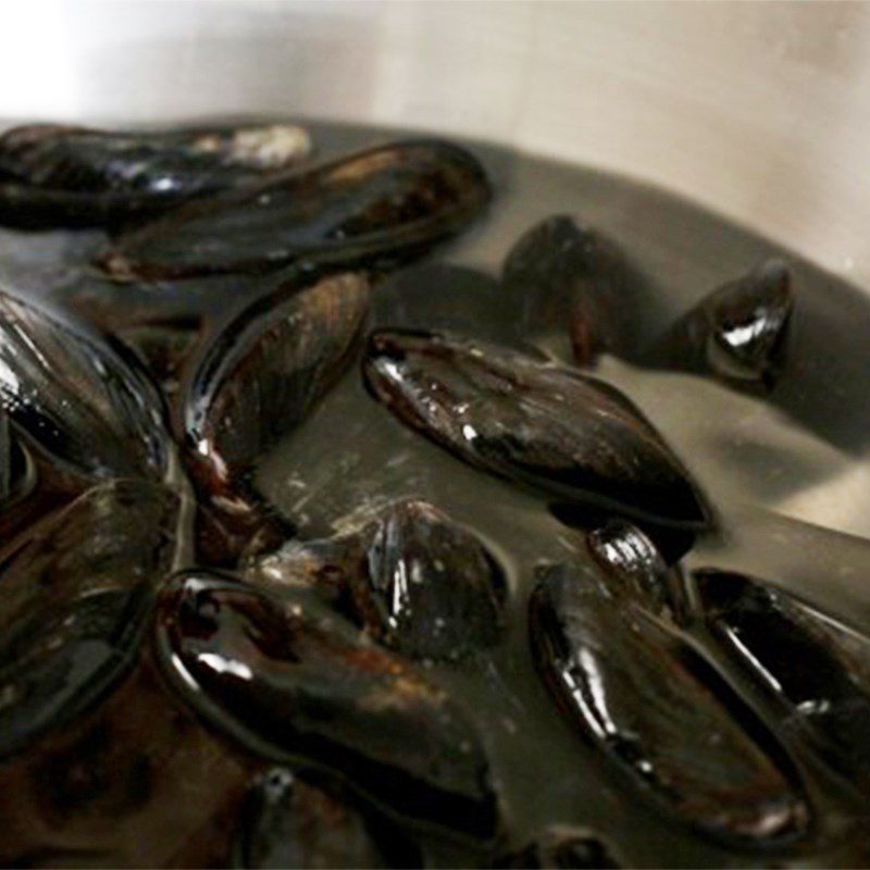 Step 1 Prepare the mussels for Seaweed Soup