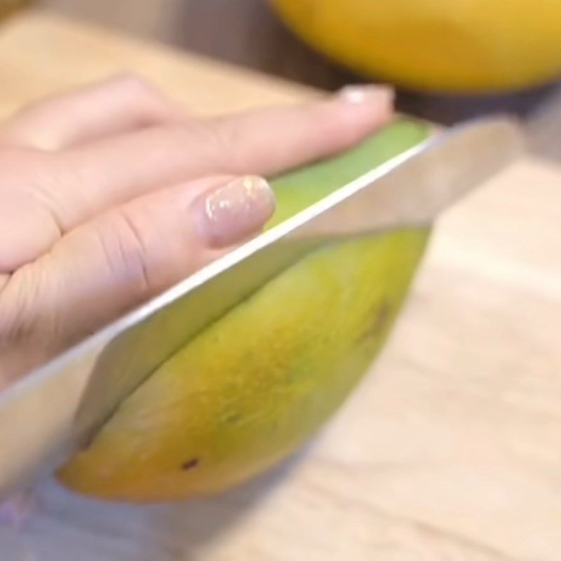 Step 1 Prepare the mango for Mango Aiyu Jelly