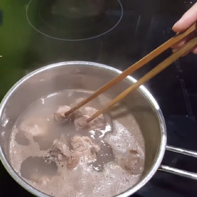 Step 2 Prepare the bones for dried bamboo shoot soup