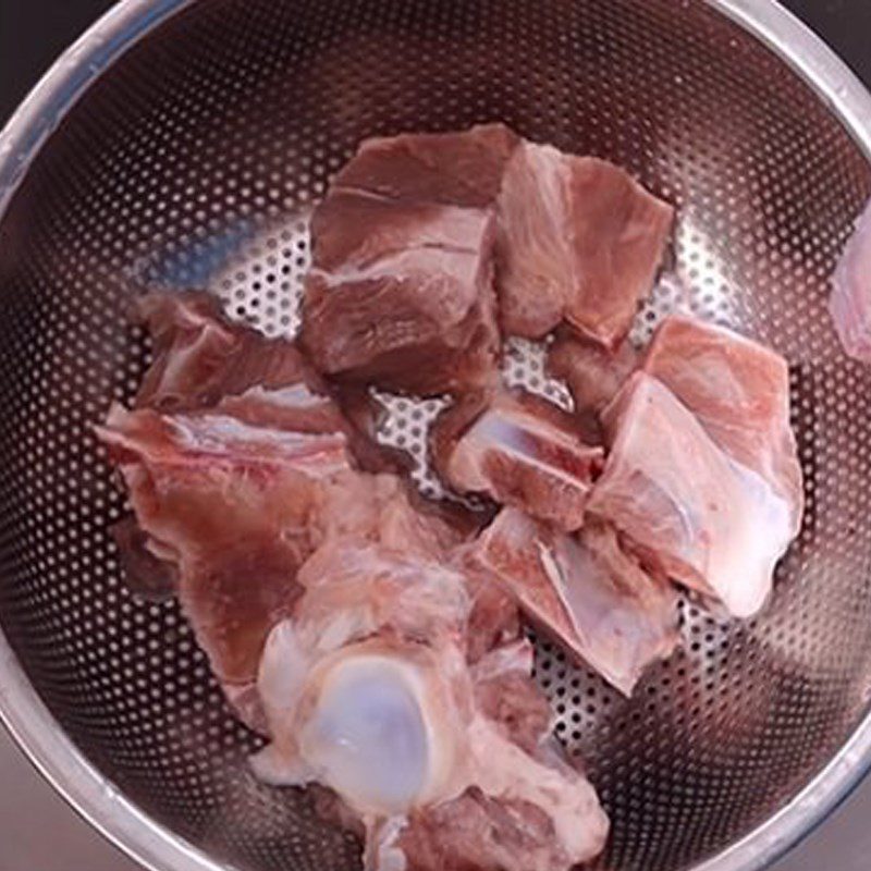 Step 1 Prepare the beef bones and other ingredients Mixed Vermicelli