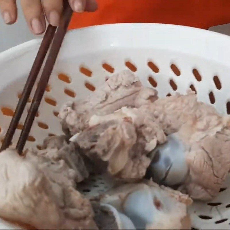 Step 2 Prepare pork bones for squid noodle soup