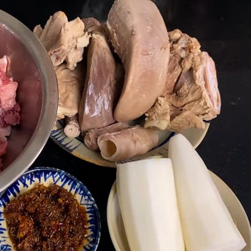 Step 1 Prepare the pork bones and other ingredients for mixed noodle satay