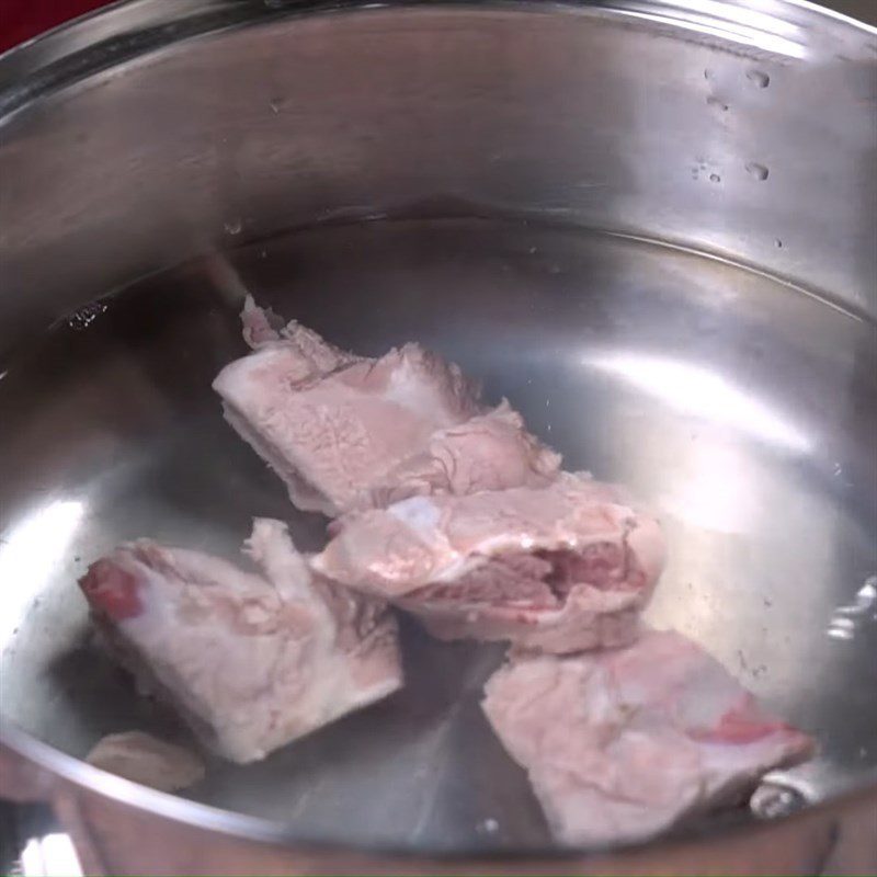 Step 1 Prepare the bone and simmer the bones for Dry Seafood Noodles