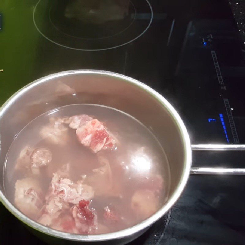 Step 2 Prepare the bones for dried bamboo shoot soup