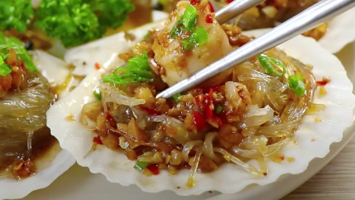 Steamed scallops with vermicelli