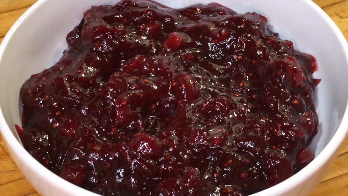 Cranberry sauce with wine