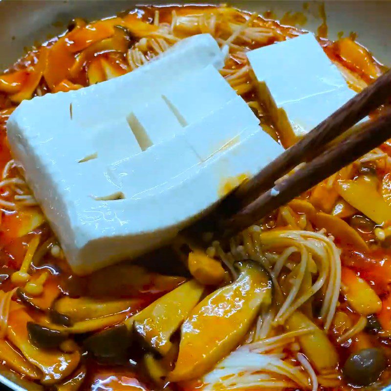 Step 4 Mushroom sauce and soft tofu Soft tofu with enoki mushroom sauce, chicken thigh mushroom