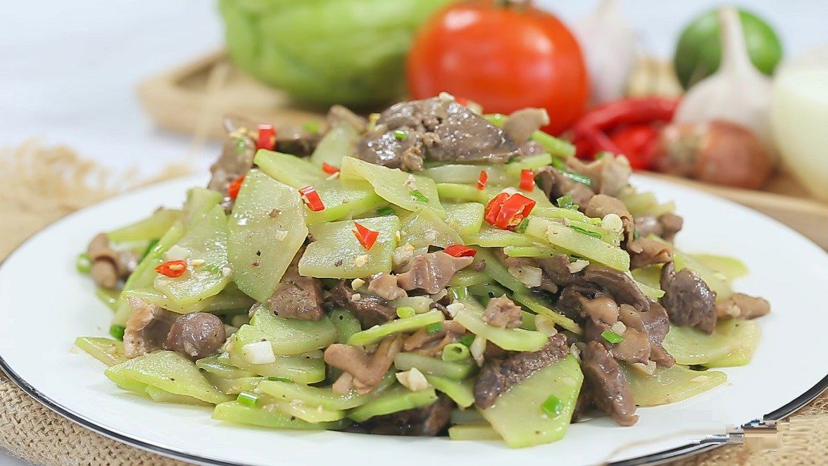 Chayote stir-fried with chicken entrails