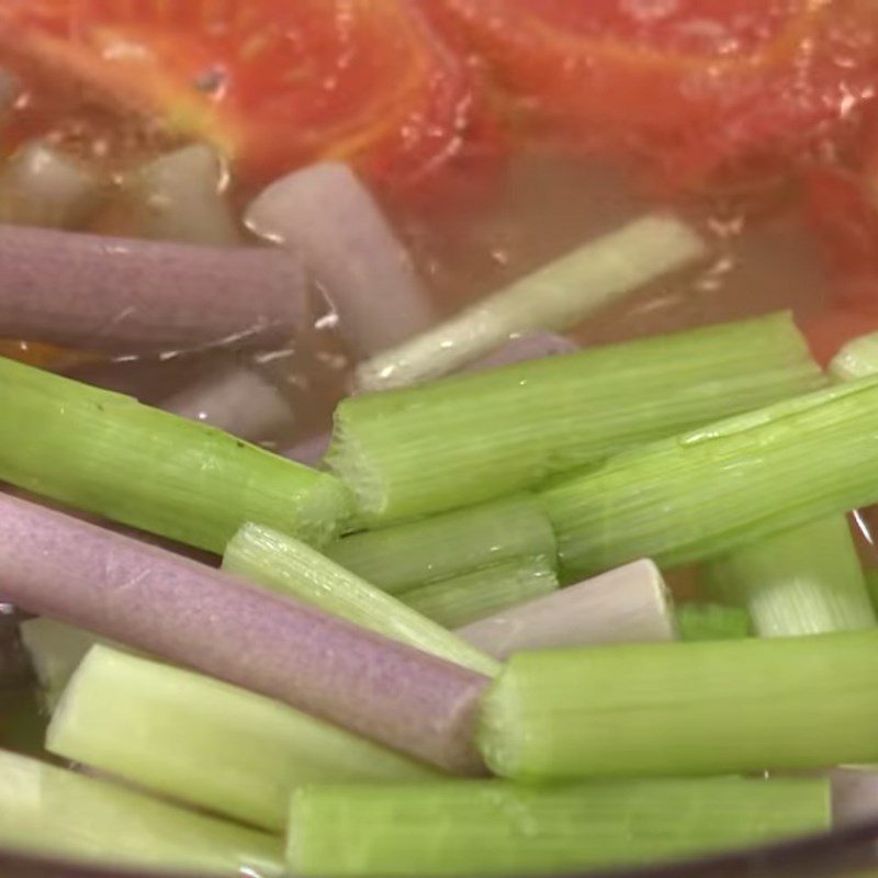 Step 4 Boil fish and cook water lily fish soup