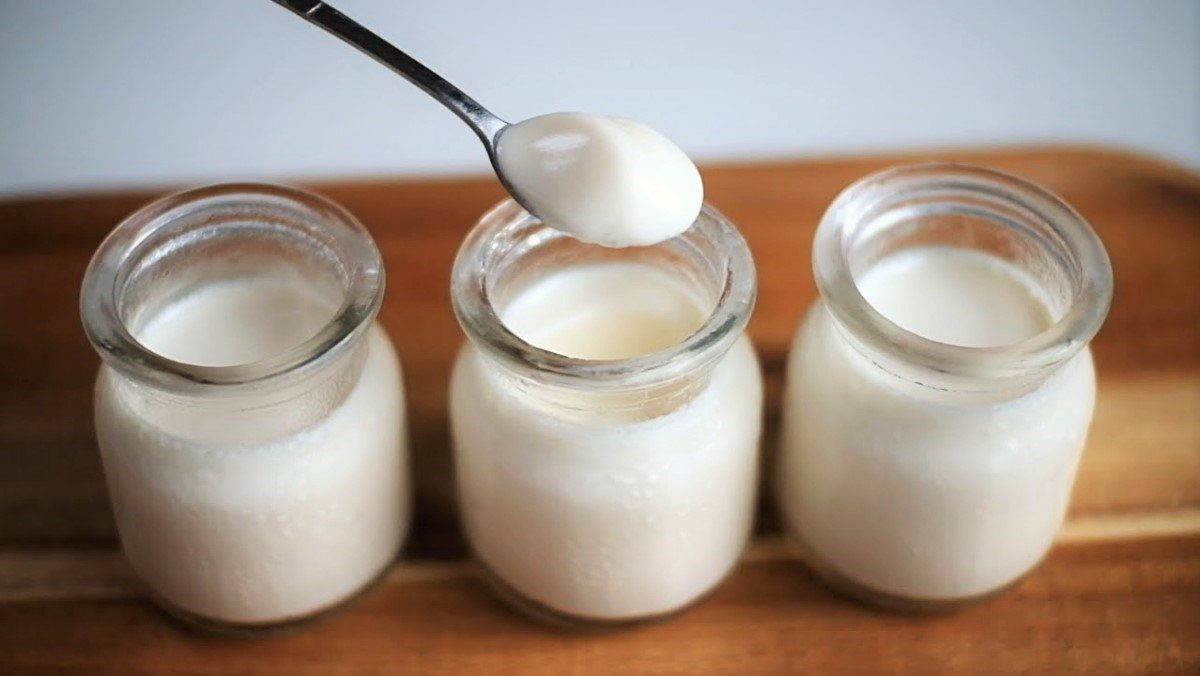 Yogurt made from fresh milk (fermented using a rice cooker)