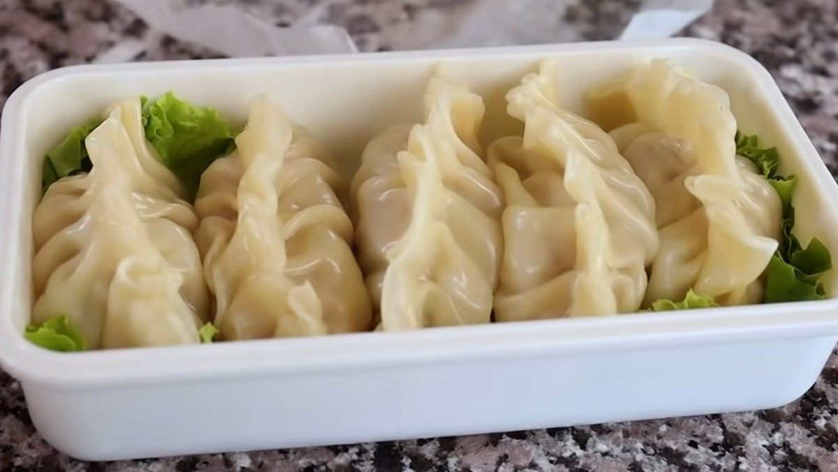 Steamed dumplings with chicken filling