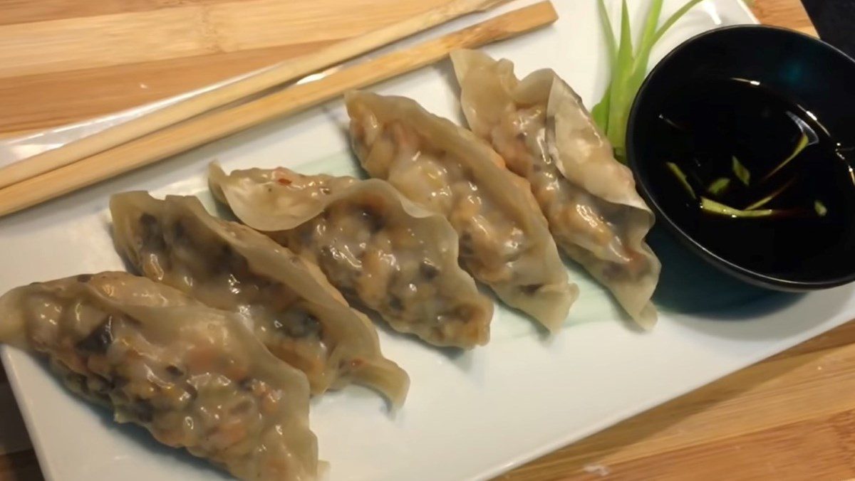 Steamed vegetable dumplings