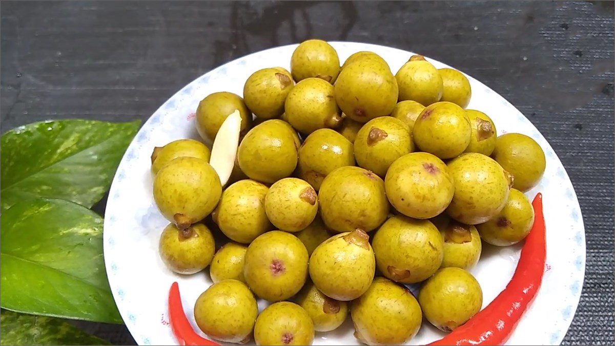 Pickled figs with garlic and chili