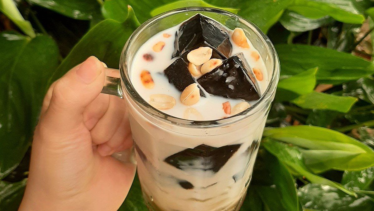 Fresh Milk Herbal Grass Jelly with Brown Sugar