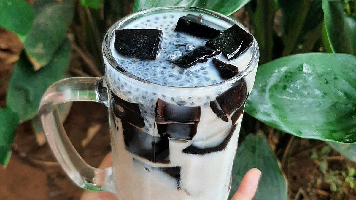 Fresh grass jelly with milk