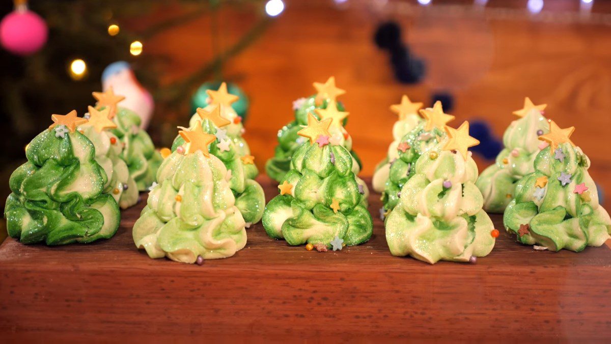 Swiss meringue Christmas tree