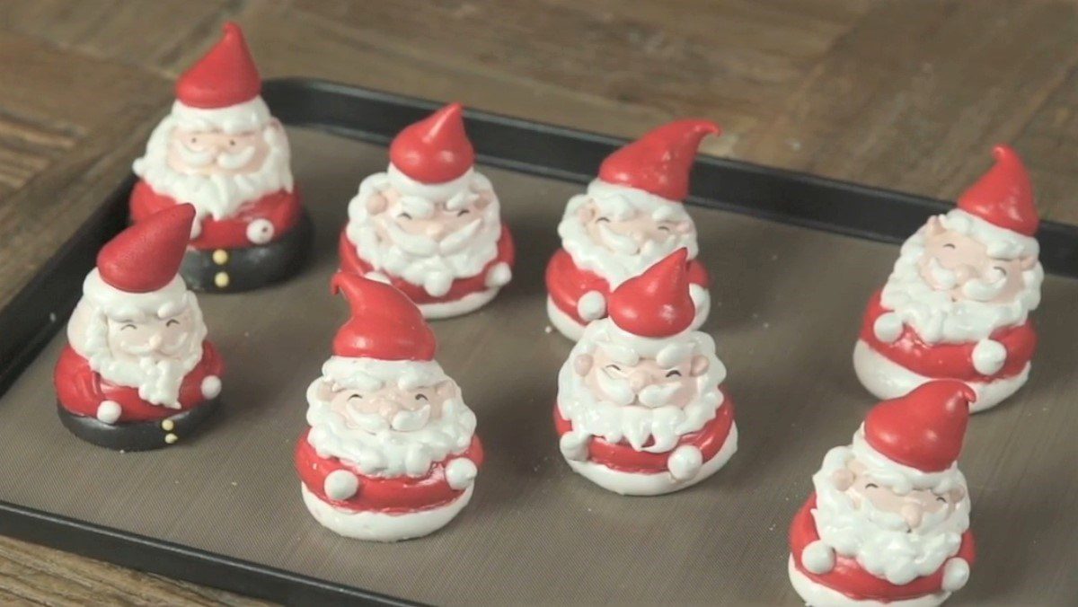 Swiss meringue Santa Claus