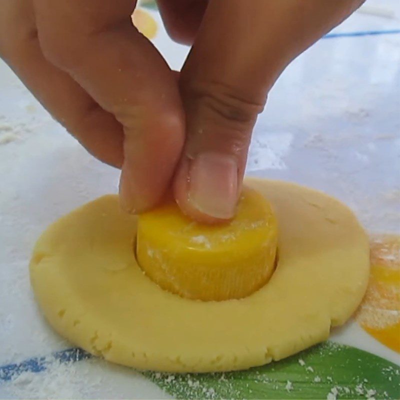 Step 3 Shape the button flower Button flower cookies