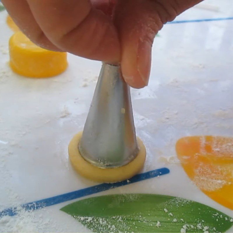 Step 3 Shape the button flower Button flower cookies