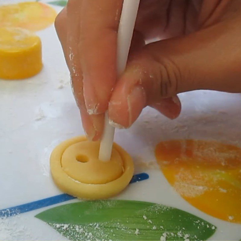 Step 3 Shape the button flower Button flower cookies